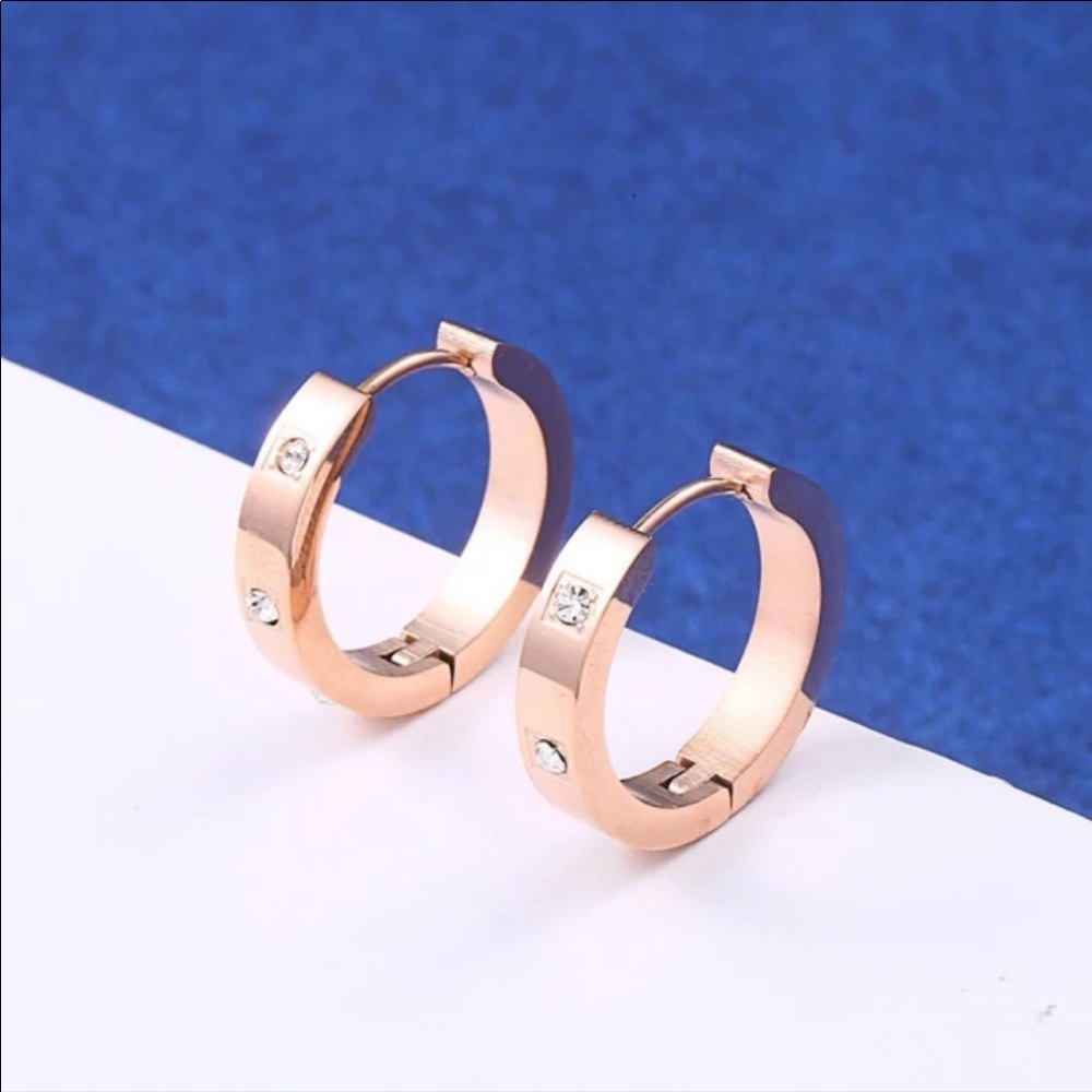 Stainless steel rose gold hoop earrings with crystal stone